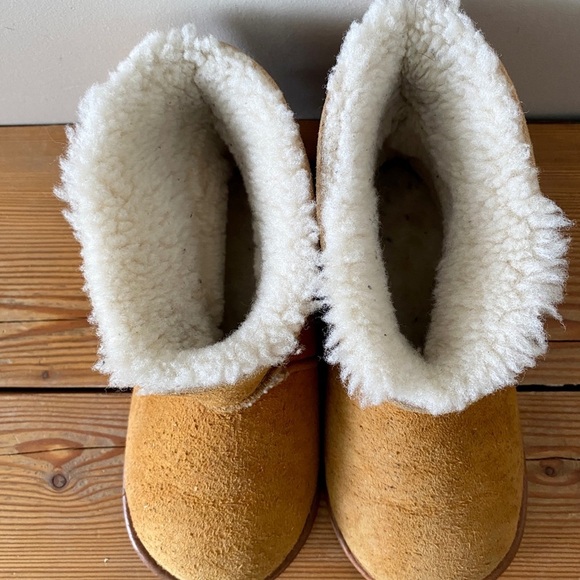 Lanark Sheepskin | Unisex UGG-style Child Slippers Made in Canada - Picture 4 of 6